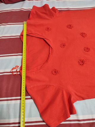 Camiseta roja con flores