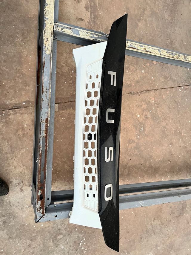 Parrilla Delantera FUSO