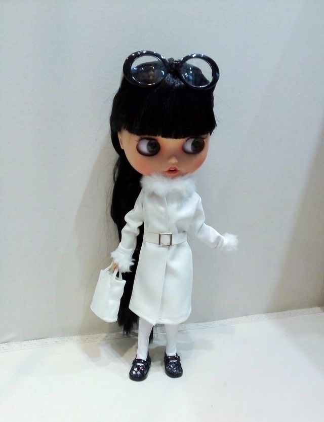 ABRIGO ECOPIEL BLANCO PARA MUÑECA BLYTHE O BARBIE