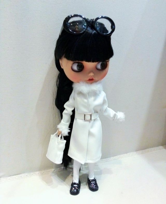 ABRIGO ECOPIEL BLANCO PARA MUÑECA BLYTHE O BARBIE