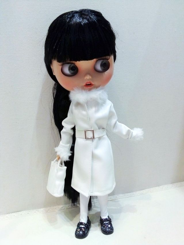 ABRIGO ECOPIEL BLANCO PARA MUÑECA BLYTHE O BARBIE