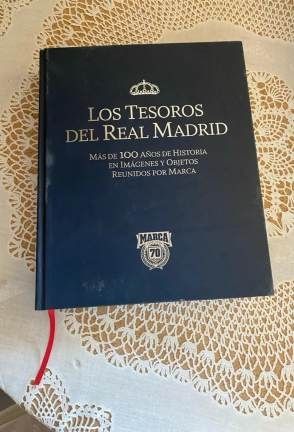 Libro "Los Tesoros del Real Madrid" + Revista