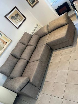 Sofá modular gris con almacenaje