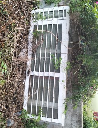 Puerta blanca con rejas, puerta de emergencia