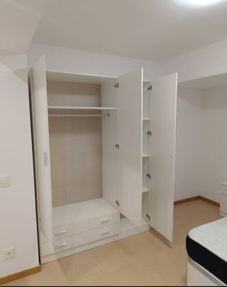 Armario modular madera color beige y marrón