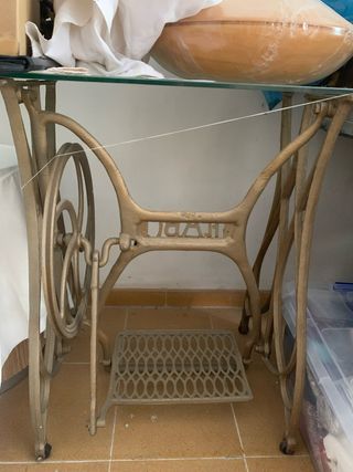 Pie de máquina de coser de metal y sobre