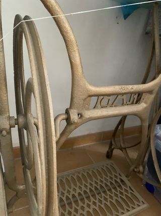 Pie de máquina de coser de metal y sobre