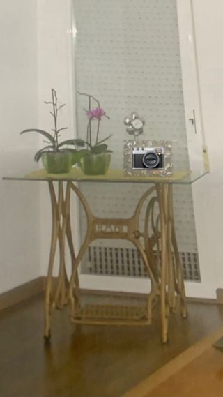 Pie de máquina de coser de metal y sobre