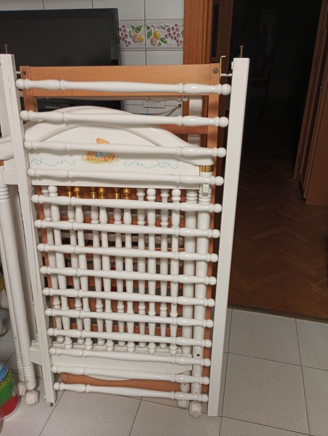 Cuna de madera blanca con ruedas