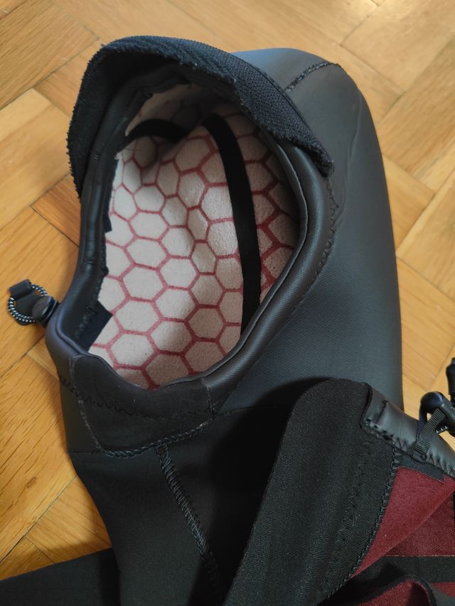 Neopreno 5/4 con capucha Olaian talla S