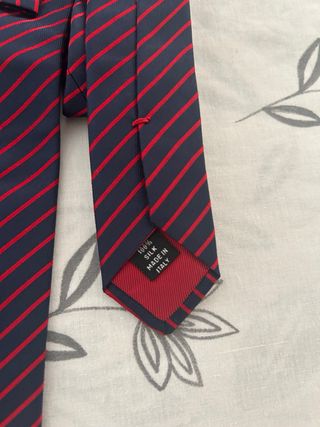 Corbata Carolina Herrera Rayas Azul y Rojo