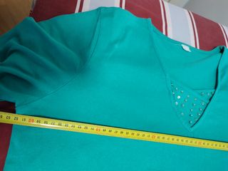 Camiseta  turquesa con pedrería