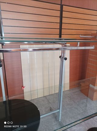 Maniquí y estanterías para tienda