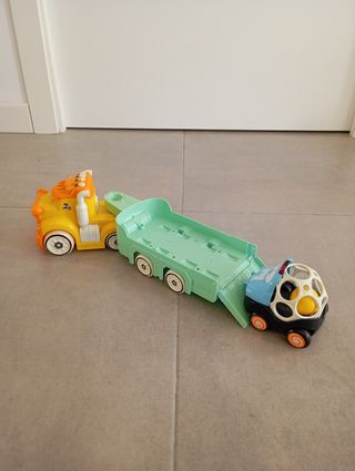 Camiones de juguete con remolques y coches