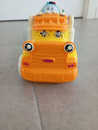 Camiones de juguete con remolques y coches