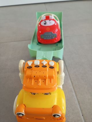 Camiones de juguete con remolques y coches