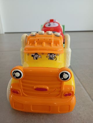 Camiones de juguete con remolques y coches