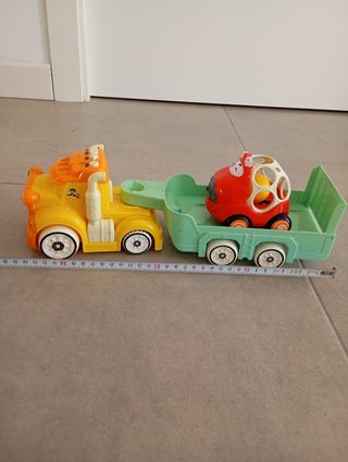Camiones de juguete con remolques y coches