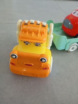 Camiones de juguete con remolques y coches