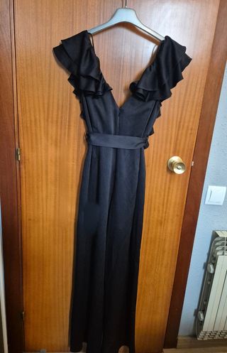 Mono negro elegante con volantes