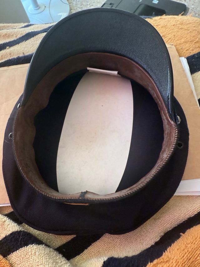 Gorra de colección azul con detalles dorados