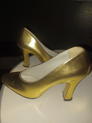 Zapatos de tacón dorados 100% piel.Marca Imagini.