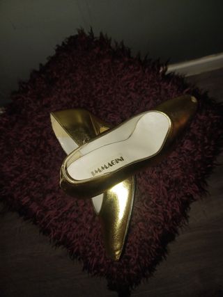 Zapatos de tacón dorados 100% piel.Marca Imagini.