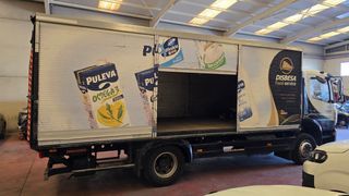 Carrocería botellero con trampilla elevadora