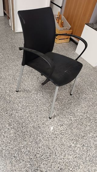 Sillas negras con patas metálicas. 13 unidades 