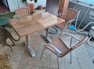 Mesa y 4 sillas de exterior