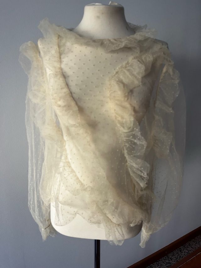 Blusa beige con volantes y lunares