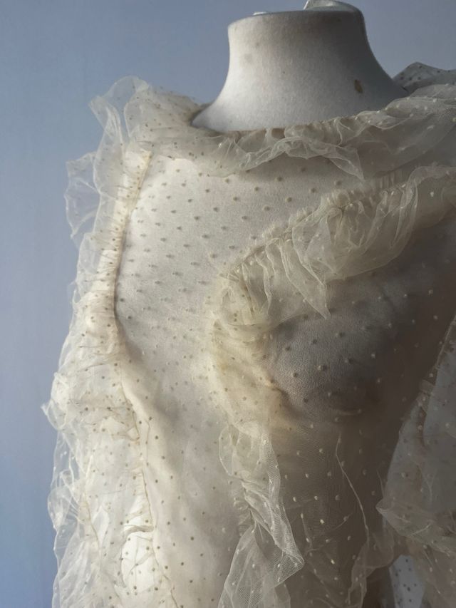 Blusa beige con volantes y lunares