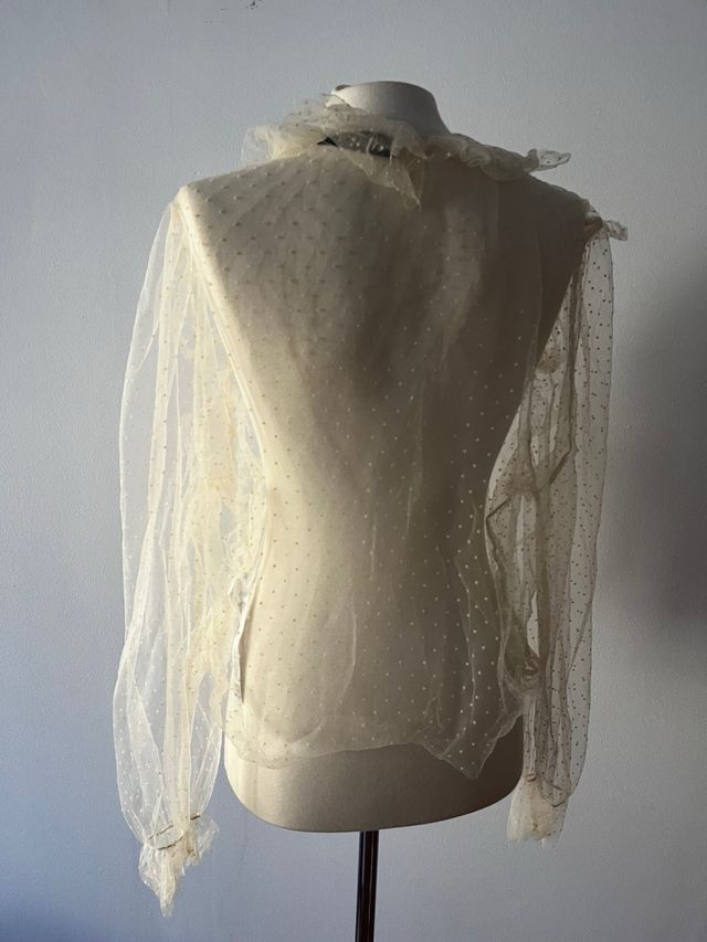 Blusa beige con volantes y lunares