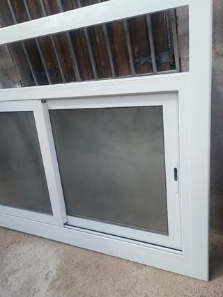 Ventana corredera de aluminio blanca