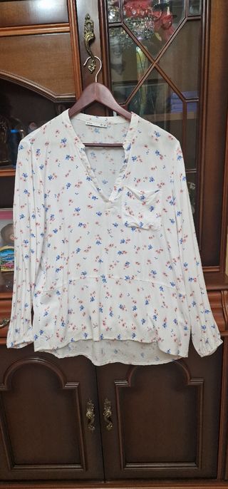 Camisa Bershka floral blanca XL 