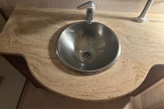 Mueble de baño de madera y piedra
