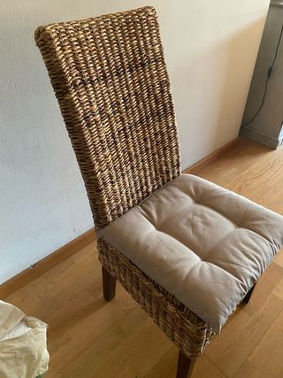 Silla de comedor de mimbre y tela