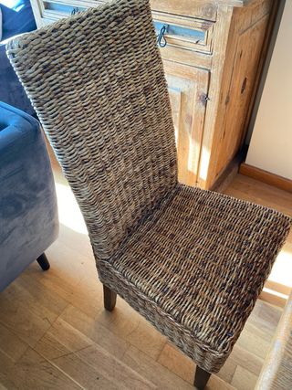 Silla de comedor de mimbre y tela