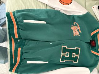 Chaqueta Stranger Things H Tigers Verde Naranja