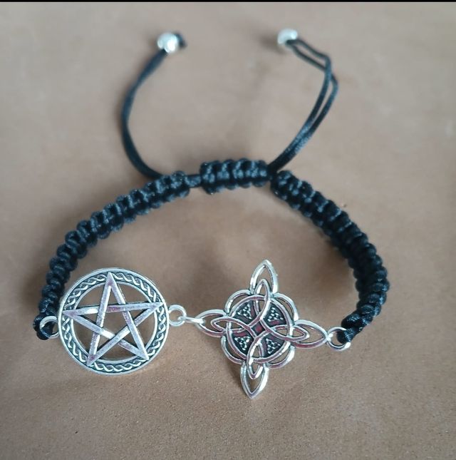 Pulsera artesana protección pentagrama y nud bruja