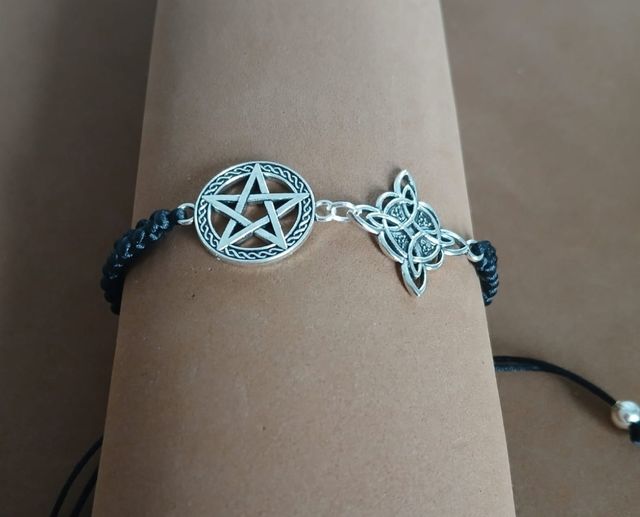 Pulsera artesana protección pentagrama y nud bruja