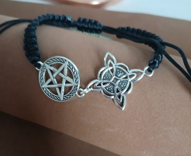 Pulsera artesana protección pentagrama y nud bruja