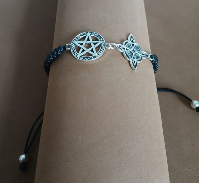 Pulsera artesana protección pentagrama y nud bruja