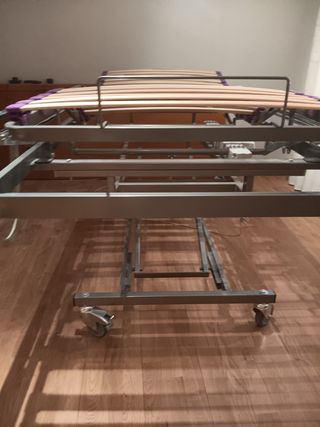 Cama articulada para pacientes