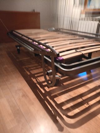 Cama articulada para pacientes