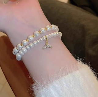 Pulsera de perlas con charm de cola de sirena