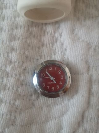 Reloj de pulsera blanco y rojo