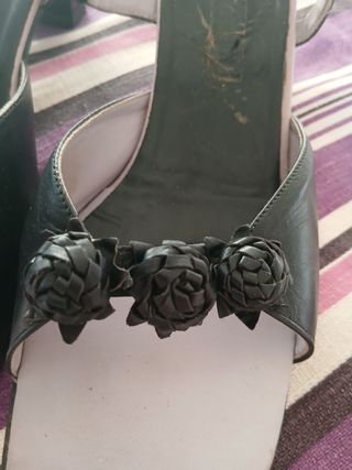 Sandalias negras.