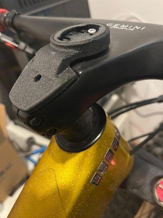 Soporte/tapa GPS fibra carbono manillar Gemini
