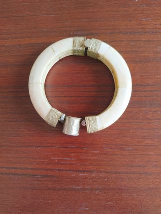 Bracciale vintage in osso con inserti metallici 